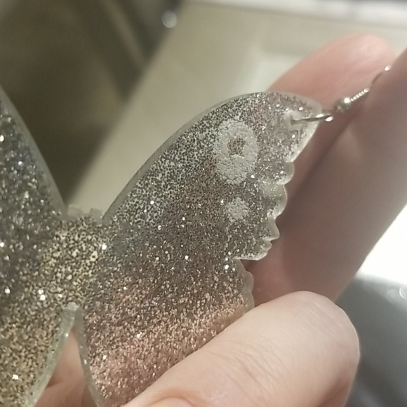 Oversized bling butterfly acrylic earrings - Picture 5 of 6